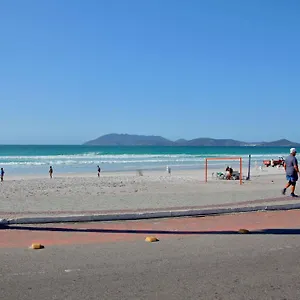 A 5 Minutos Andando Ate A Praia Do Forte ,1 Quarto, Ar Condicionado,cozinha ,garagem , Ao Lado De Restaurantes E Comercio Apartamento Cabo Frio
